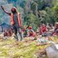 Kepala Suku Besar Dani Kabupaten Puncak, Yohan Dewelek, menyampaikan pesan jaga keamanan dalam kegiatan bakar batu dan sosialisasi bersama masyarakat di Kampung Paluga, Sabtu (1/8/2026). (Foto: Istimewa)