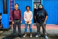 Dari kanan, Ketua Tim Kuasa Hukum LBH Tong Pu Ruang Aman, Gilbert Rumboirusi, S.H., M.H.; JR selaku korban; dan Muhammad Kevin Mus sebagai advokat. (Foto: Dok. Tong Pu Ruang Aman)