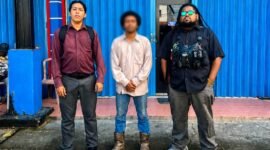 Dari kanan, Ketua Tim Kuasa Hukum LBH Tong Pu Ruang Aman, Gilbert Rumboirusi, S.H., M.H.; JR selaku korban; dan Muhammad Kevin Mus sebagai advokat. (Foto: Dok. Tong Pu Ruang Aman)