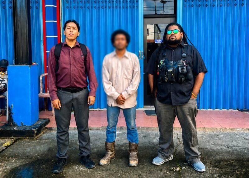 Dari kanan, Ketua Tim Kuasa Hukum LBH Tong Pu Ruang Aman, Gilbert Rumboirusi, S.H., M.H.; JR selaku korban; dan Muhammad Kevin Mus sebagai advokat. (Foto: Dok. Tong Pu Ruang Aman)
