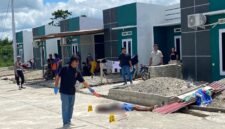 Proses olah TKP oleh aparat kepolisian Kompleks Perumahan Raffles Residence 3, Blok M, Jalan Irigasi Ujung, Kabupaten Mimika, Papua Tengah, Minggu (2/8/2026). (Foto: Istimewa/Faris)