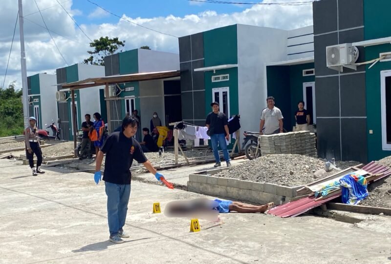 Proses olah TKP oleh aparat kepolisian Kompleks Perumahan Raffles Residence 3, Blok M, Jalan Irigasi Ujung, Kabupaten Mimika, Papua Tengah, Minggu (2/8/2026). (Foto: Istimewa/Faris)