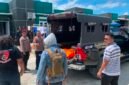 Aparat kepolisian hendak mengevakuasi jenazah korban ke RSUD Mimika. (Foto: Galeri Papua/Ahmad)