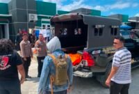 Aparat kepolisian hendak mengevakuasi jenazah korban ke RSUD Mimika. (Foto: Galeri Papua/Ahmad)