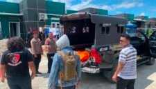 Aparat kepolisian hendak mengevakuasi jenazah korban ke RSUD Mimika. (Foto: Galeri Papua/Ahmad)