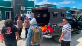 Aparat kepolisian hendak mengevakuasi jenazah korban ke RSUD Mimika. (Foto: Galeri Papua/Ahmad)