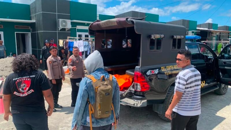 Aparat kepolisian hendak mengevakuasi jenazah korban ke RSUD Mimika. (Foto: Galeri Papua/Ahmad)