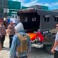 Aparat kepolisian hendak mengevakuasi jenazah korban ke RSUD Mimika. (Foto: Galeri Papua/Ahmad)