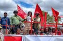 Ketua KNPB Wilayah Timika, Yanto Awerkion, membacakan pernyataan sikap dalam aksi mimbar bebas yang berlangsung di Taman Bundaran Petrosea, Kabupaten Mimika, Papua Tengah, Senin (3/8/2026). (Foto: Galeri Papua/Endy Langobelen)