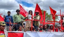 Ketua KNPB Wilayah Timika, Yanto Awerkion, membacakan pernyataan sikap dalam aksi mimbar bebas yang berlangsung di Taman Bundaran Petrosea, Kabupaten Mimika, Papua Tengah, Senin (3/8/2026). (Foto: Galeri Papua/Endy Langobelen)