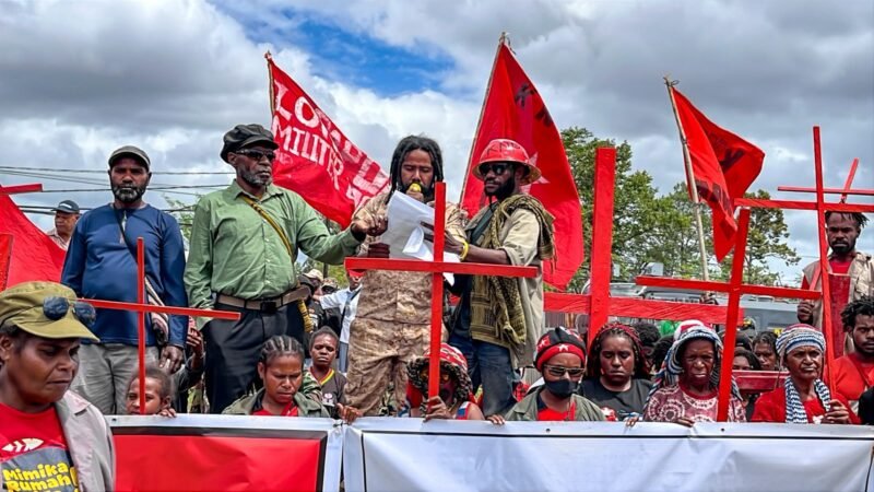 Ketua KNPB Wilayah Timika, Yanto Awerkion, membacakan pernyataan sikap dalam aksi mimbar bebas yang berlangsung di Taman Bundaran Petrosea, Kabupaten Mimika, Papua Tengah, Senin (3/8/2026). (Foto: Galeri Papua/Endy Langobelen)