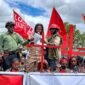Ketua KNPB Wilayah Timika, Yanto Awerkion, membacakan pernyataan sikap dalam aksi mimbar bebas yang berlangsung di Taman Bundaran Petrosea, Kabupaten Mimika, Papua Tengah, Senin (3/8/2026). (Foto: Galeri Papua/Endy Langobelen)
