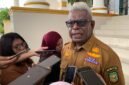 Bupati Mimika, Johannes Rettob. (Foto: Galeri Papua/Ahmad)