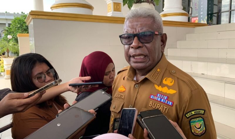 Bupati Mimika, Johannes Rettob. (Foto: Galeri Papua/Ahmad)