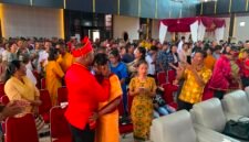 Pasangan yang mengikuti nikah massal dan isbat nikah terpadu di Graha Eme Neme Yauware, Rabu (5/8/2026). (Foto: Galeri Papua/Ahmad)