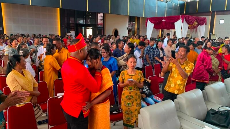 Pasangan yang mengikuti nikah massal dan isbat nikah terpadu di Graha Eme Neme Yauware, Rabu (5/8/2026). (Foto: Galeri Papua/Ahmad)