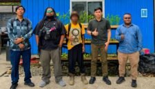 Foto bersama kuasa hukum dari Law Office Tong Pu Ruang Aman bersama klien serta pihak PT Jasti Pravita. (Foto: Istimewa/Dok. Tong Pu Ruang Aman)