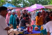 Warga berbelanja di salah satu stan operasi pangan murah di pelataran Graha Eme Neme Yauware, Mimika, Papua Tengah, Rabu (5/8/2026). (Foto: Galeri Papua/Ahmad)
