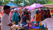 Warga berbelanja di salah satu stan operasi pangan murah di pelataran Graha Eme Neme Yauware, Mimika, Papua Tengah, Rabu (5/8/2026). (Foto: Galeri Papua/Ahmad)