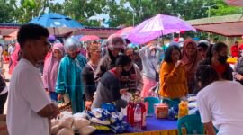Warga berbelanja di salah satu stan operasi pangan murah di pelataran Graha Eme Neme Yauware, Mimika, Papua Tengah, Rabu (5/8/2026). (Foto: Galeri Papua/Ahmad)