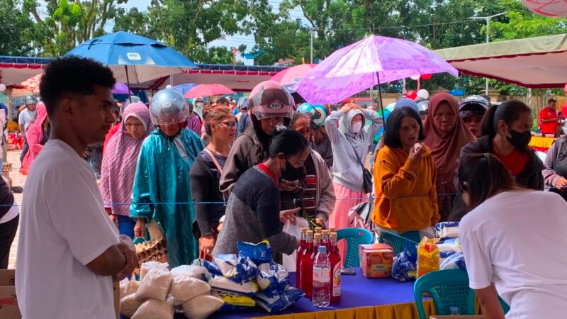 Warga berbelanja di salah satu stan operasi pangan murah di pelataran Graha Eme Neme Yauware, Mimika, Papua Tengah, Rabu (5/8/2026). (Foto: Galeri Papua/Ahmad)