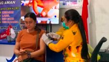 Proses pelaksanaan vaksinasi HPV dalam rangka mencegah kanker serviks yang digelar Loka POM Mimika di kantornya, Timika, Papua Tengah, Kamis (6/8/2026). (Foto: Galeri Papua/Ahmad)