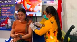 Proses pelaksanaan vaksinasi HPV dalam rangka mencegah kanker serviks yang digelar Loka POM Mimika di kantornya, Timika, Papua Tengah, Kamis (6/8/2026). (Foto: Galeri Papua/Ahmad)