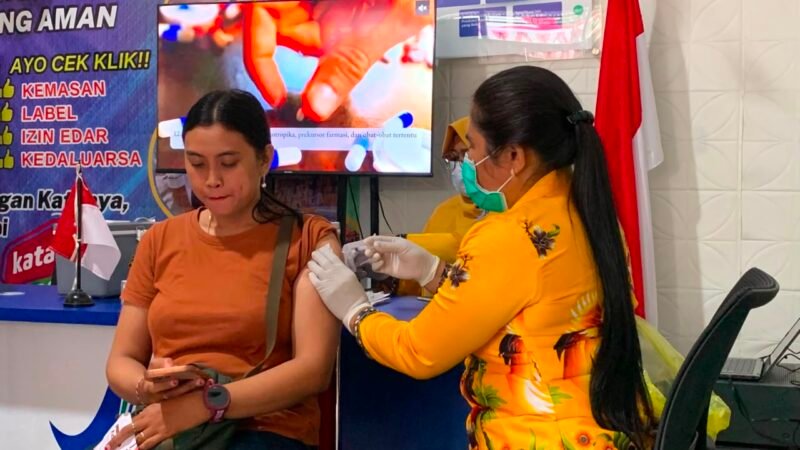Proses pelaksanaan vaksinasi HPV dalam rangka mencegah kanker serviks yang digelar Loka POM Mimika di kantornya, Timika, Papua Tengah, Kamis (6/8/2026). (Foto: Galeri Papua/Ahmad)