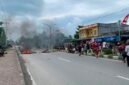 Aksi palang jalan oleh warga di Jalan Cenderawasih depan Lorong Garuda dan Lorong Celebes, Kamis (6/8/2026). (Foto: Galeri Papua/Ahmad)
