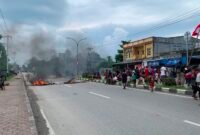 Aksi palang jalan oleh warga di Jalan Cenderawasih depan Lorong Garuda dan Lorong Celebes, Kamis (6/8/2026). (Foto: Galeri Papua/Ahmad)