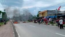 Aksi palang jalan oleh warga di Jalan Cenderawasih depan Lorong Garuda dan Lorong Celebes, Kamis (6/8/2026). (Foto: Galeri Papua/Ahmad)