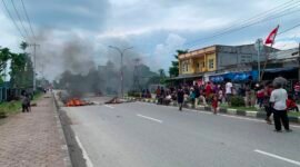 Aksi palang jalan oleh warga di Jalan Cenderawasih depan Lorong Garuda dan Lorong Celebes, Kamis (6/8/2026). (Foto: Galeri Papua/Ahmad)