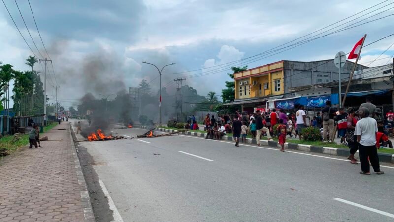 Aksi palang jalan oleh warga di Jalan Cenderawasih depan Lorong Garuda dan Lorong Celebes, Kamis (6/8/2026). (Foto: Galeri Papua/Ahmad)