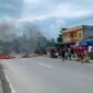 Aksi palang jalan oleh warga di Jalan Cenderawasih depan Lorong Garuda dan Lorong Celebes, Kamis (6/8/2026). (Foto: Galeri Papua/Ahmad)