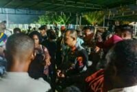 Kapolres Mimika, AKBP Alredo Rumbiak, mediasi bersama warga di ruas Jalan Cendrawasih SP2, Kawasan Perumahan Pemda, Mimika (6/8/2026) malam. (Foto: Galeri Papua/Kevin Kurni)