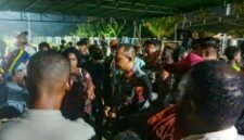 Kapolres Mimika, AKBP Alredo Rumbiak, mediasi bersama warga di ruas Jalan Cendrawasih SP2, Kawasan Perumahan Pemda, Mimika (6/8/2026) malam. (Foto: Galeri Papua/Kevin Kurni)