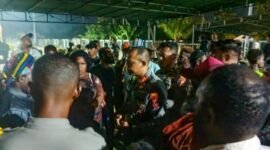 Kapolres Mimika, AKBP Alredo Rumbiak, mediasi bersama warga di ruas Jalan Cendrawasih SP2, Kawasan Perumahan Pemda, Mimika (6/8/2026) malam. (Foto: Galeri Papua/Kevin Kurni)