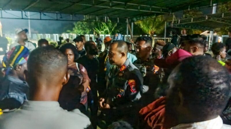 Kapolres Mimika, AKBP Alredo Rumbiak, mediasi bersama warga di ruas Jalan Cendrawasih SP2, Kawasan Perumahan Pemda, Mimika (6/8/2026) malam. (Foto: Galeri Papua/Kevin Kurni)