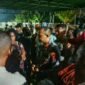 Kapolres Mimika, AKBP Alredo Rumbiak, mediasi bersama warga di ruas Jalan Cendrawasih SP2, Kawasan Perumahan Pemda, Mimika (6/8/2026) malam. (Foto: Galeri Papua/Kevin Kurni)