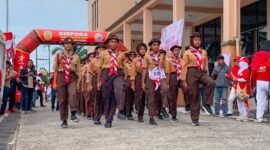 Peserta gerak jalan yang hendak meninggalkan titik start di pelataran Graha Eme Neme Yauware, dalam lomba gerak jalan kreasi, Jumat (7/8/2026). (Foto: Galeri Papua/Ahmad)
