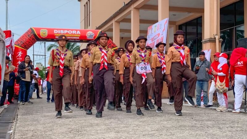 Peserta gerak jalan yang hendak meninggalkan titik start di pelataran Graha Eme Neme Yauware, dalam lomba gerak jalan kreasi, Jumat (7/8/2026). (Foto: Galeri Papua/Ahmad)