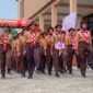 Peserta gerak jalan yang hendak meninggalkan titik start di pelataran Graha Eme Neme Yauware, dalam lomba gerak jalan kreasi, Jumat (7/8/2026). (Foto: Galeri Papua/Ahmad)