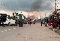 Warga palang Jalan Cenderawasih depan Lorong Garuda dan Lorong Celebes, Mimika, Papua Tengah. (Foto: Galeri Papua/Ahmad)