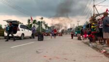 Warga palang Jalan Cenderawasih depan Lorong Garuda dan Lorong Celebes, Mimika, Papua Tengah. (Foto: Galeri Papua/Ahmad)