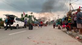 Warga palang Jalan Cenderawasih depan Lorong Garuda dan Lorong Celebes, Mimika, Papua Tengah. (Foto: Galeri Papua/Ahmad)