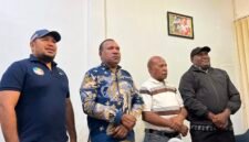 Foto bersama tokoh adat Kamoro usai pelaksanaan konferensi pers di Timika, Papua Tengah, Kamis (6/8/2026) malam. (Foto: Galeri Papua/Endy Langobelen)