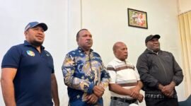 Foto bersama tokoh adat Kamoro usai pelaksanaan konferensi pers di Timika, Papua Tengah, Kamis (6/8/2026) malam. (Foto: Galeri Papua/Endy Langobelen)