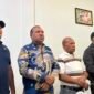 Foto bersama tokoh adat Kamoro usai pelaksanaan konferensi pers di Timika, Papua Tengah, Kamis (6/8/2026) malam. (Foto: Galeri Papua/Endy Langobelen)