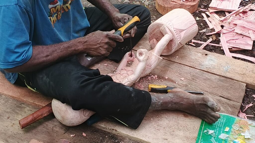 Herman Kiripi, Ketua Yayasan Maramowe Weaiku Kamorowe melakukan proses pemahatan. (Foto: Galeri Papua/Kevin Kurni)