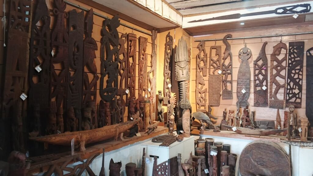 Beragam motif hasil ukiran yang dipajang di dalam Galeri Yayasan Maramowe. (Foto: Galeri Papua/Kevin Kurni)